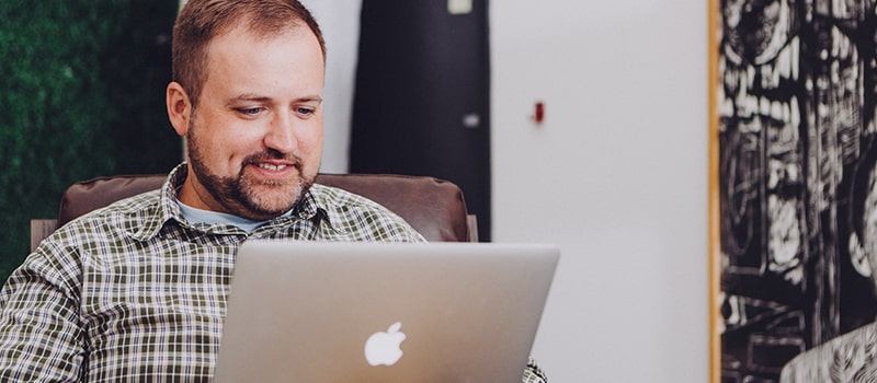 Mies rekisteröi aputoiminimen sähköisesti, koska se on nopeaa ja edullista.