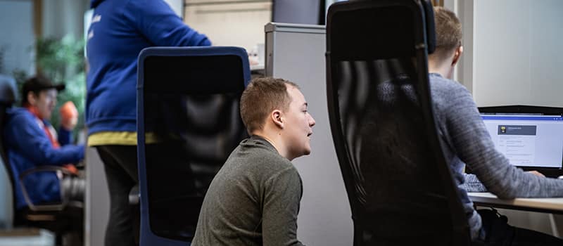 Joonas Vanhatapio keskustelemassa Redis-ohjelmistosta Zoner asiakaspalvelun kanssa.