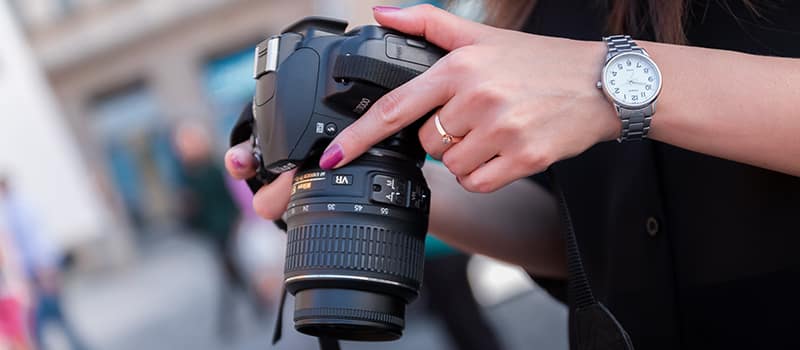 Kevytyrittäjänä toimiva valokuvaaja katsoo ottamaansa kuvaa kameran näytöltä.