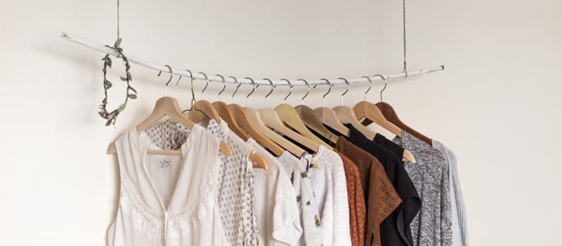 Vaatteita rekissä. Verkkokauppa-alusta voi rajoittaa käytettävissä olevien tuotteiden määrää.