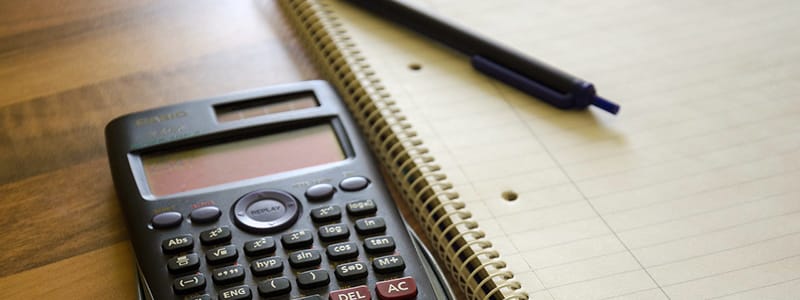 Laske tarkkaan työntekijän palkkauksesta syntyvät kulut.