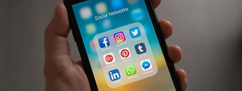 Social selling tapahtuu usein sosiaalisen median kanavissa, joiden ikoneita kännykän ruudulla näkyy.