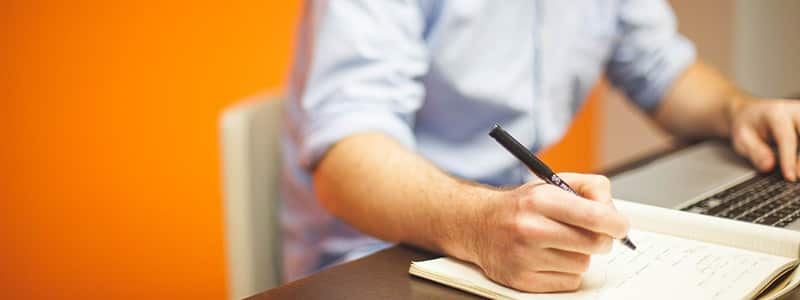 Yrittäjä kirjoittaa starttirahahakemusta.