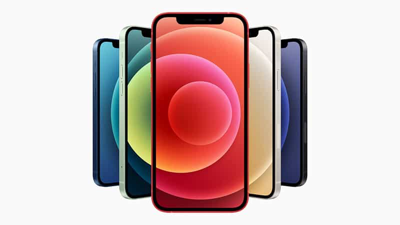 Applen iPhone 12 -versiot eri väreissä.