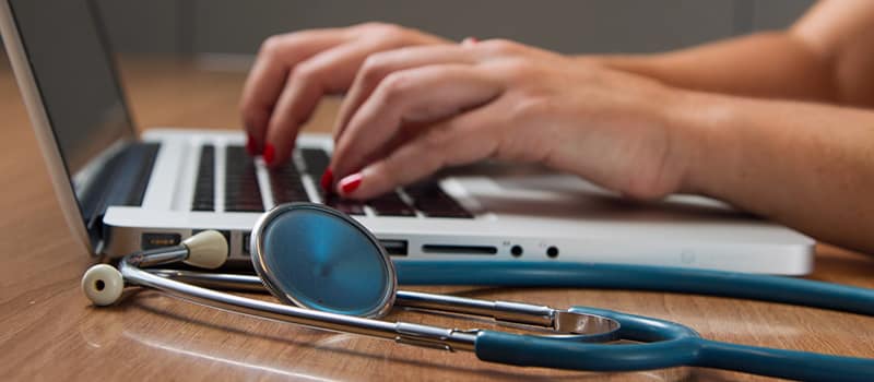 Yrityksen pakolliset vakuutukset sisältävät myös toimialakohtaisia vakuutuksia, kuten potilasvakuutuksen.