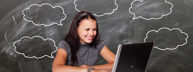 Yritysmuodon valinta voi olla vaikeaa. Nainen pohtii eri vaihtoehtoja.