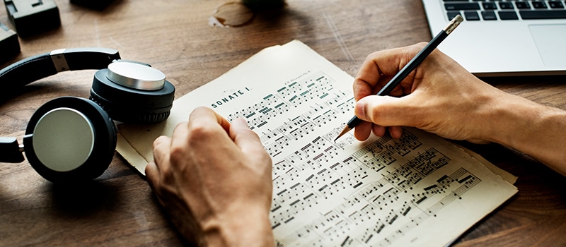 Freelancer työ voi olla esimerkiksi muusikon työtä.