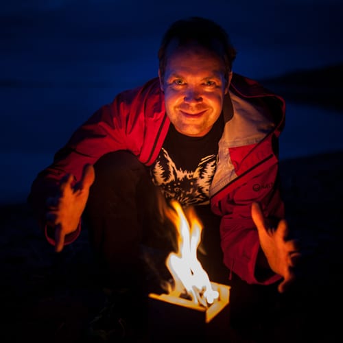 Antti Huttunen nuotion äärellä.