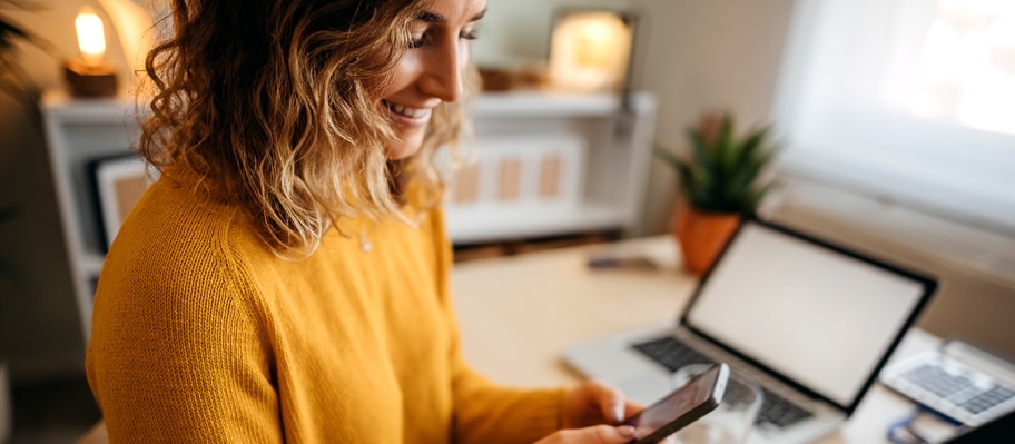 Yrityssähköposti on helppo hankkia. Nainen hankkimassa yrityssähköpostia puhelimella.