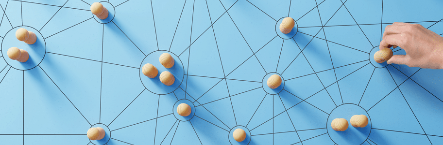 Käsi asettaa nappulan pelilaudalle, jossa paljon viivoja kohteiden välillä. Kuvaa linkkien rakentamista sivuston sisällä.