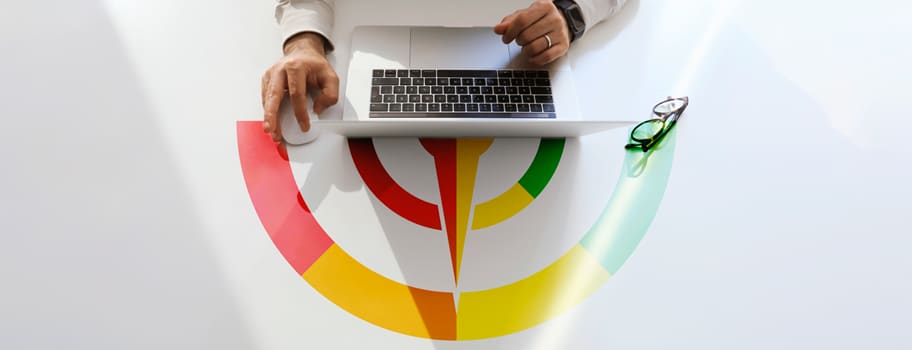 Räätälöidyt WordPress-verkkosivut ovat usein todella suorituskykyisiä. Suorituskykymittari tietokoneen takana.