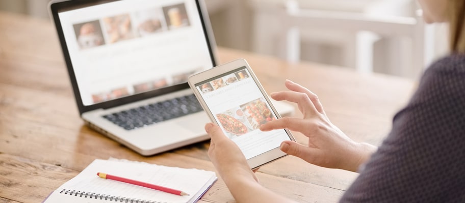 Yrityksen WordPress-kotisivut näkyvät kahdella näytöllä.