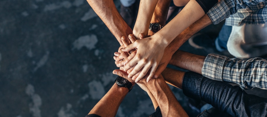 WordPress-julkaisujärjestelmällä on laaja maailmanlaatuinen yhteisö, jota kuvaa kädet toistensa päällä hyvin.