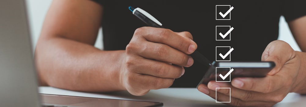 Pienyrittäjä listaamassa, mitä on jo tehnyt kotisivujen perustamiseksi.