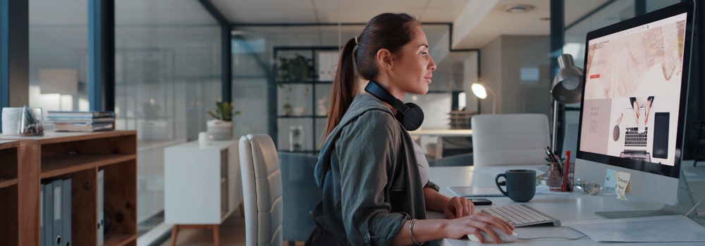 Kotisivut pienyritykselle voi tehdä myös itse. Pienyrittäjä tekemässä kotisivuja.