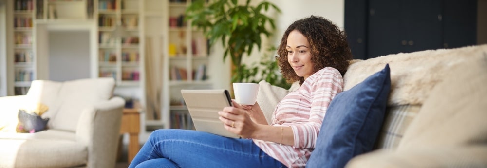 Nainen käyttää tablettia