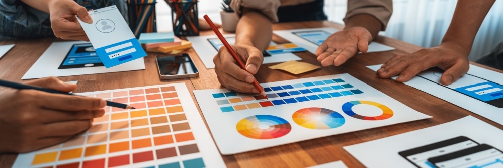 Ihmiset valitsemassa värejä käyttöliittymään