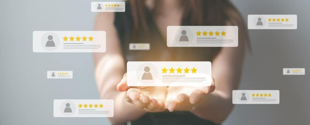 Asiakasarvosteluja symboloivat tähdet leijailevat naisen ojennettujen kämmenten ympäriillä.