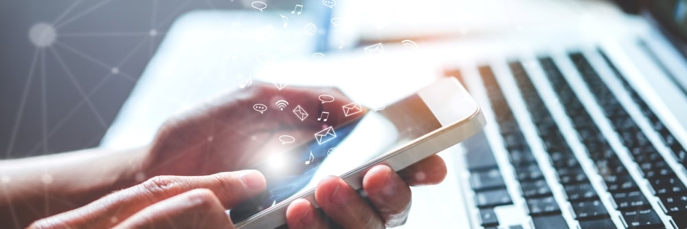 Mies käyttää puhelinta.