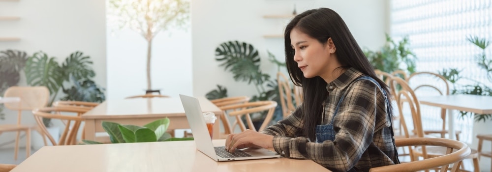 Nainen kirjoittaa tietokoneella