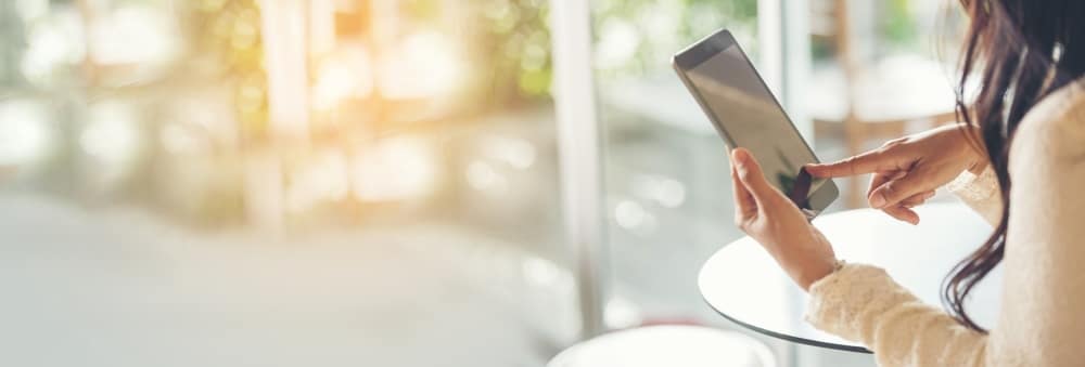 Nainen käyttää tablettia