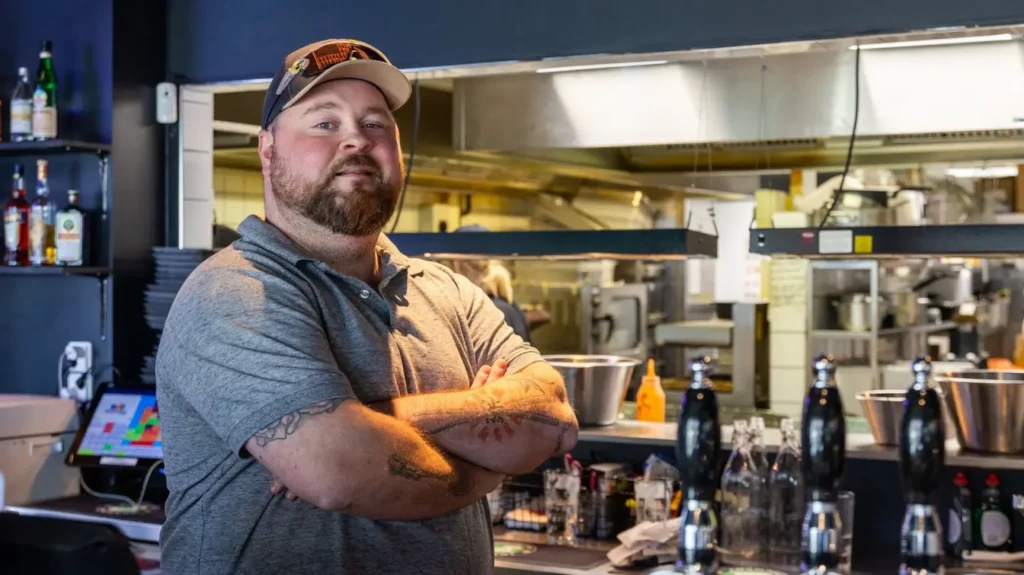 Akseli Herlevi ravintolan keittiössä