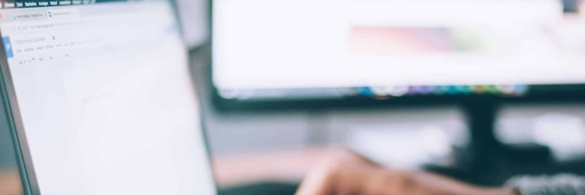 Käyttäjä vertailee verkkotunnuspäätteiden hintoja tietokoneella